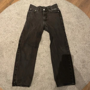 Svarta jeans från Sweet Sktbs - Helt nya svarta jeans från Sweet Sktbs i en klassisk straight stil. De har en broderad logga vid fickan och är tillverkade i ett slitstarkt denimtyg. Köpta från junkyard för 700.