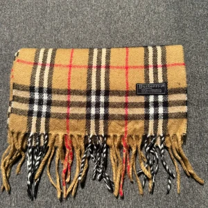 Burberry Halsduk  - Snygg burberry halsduk perfekt till vintern/våren, 100% lammull Nypris: 4000-5000kr Mitt pris: 560 kr Inga tecken av användning och är som ny 