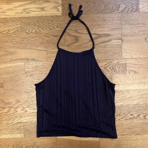 Marinblått sommarlinne - Marinblott linne i ribbat material som knyts bakom nacken