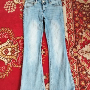 Lågmidjade  bootcut jeans - Snygga ljusblå bootcut Lågmidjade / Lowrise jeans.  De har en lätt tvättad look som ger en vintage känsla.