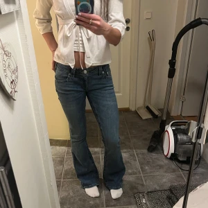 Nya true religion jeans - Nypris: 1399kr. De snyggaste lågmidjade True religion x Nelly jeansen som jag säljer helt nya med prislapp på. Säljer eftersom jag inte kan lämna tillbaka de längre och de är lite förstora för mig. De är i storlek W26 som är helt slutsålda på Nellys hemsida. Skriv om du har några frågor☺️🌸pris kan diskuteras!