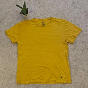 Gul t-shirt från Ralph Lauren - Säljer en gul t-shirt från Ralph Lauren med klassisk passform. Den har en liten broderad logga i nederkanten. Perfekt för en avslappnad stil och i perfekt skick