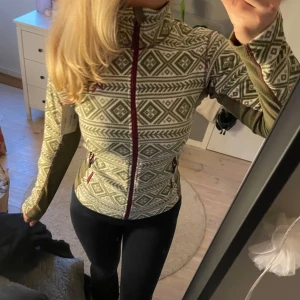 Mönstrad fleecejacka från Kari Traa - Säljer en snygg och bekväm fleecejacka från Kari Traa! Helt ny med lappen kvar!🤍