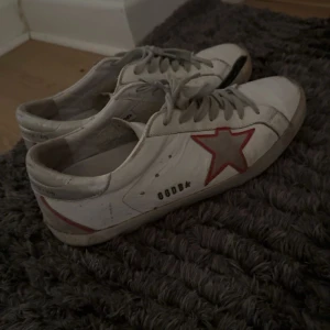 Golden Goose skor - Säljer ett par riktigt snygga Golden goose nypris på dessa 5889 mitt pris 1499🤩pris kan såklart diskuteras vid snabb affär skick 8/10 hör av er om ni har några frågor eller funderingar!🙌🤝