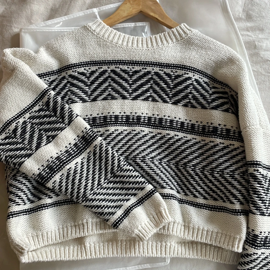 Otroligt fin vit och svart/blå stickad tröja 