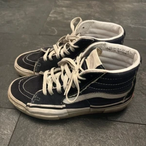 Svarta sneakers från Vans - Säljer ett par svarta höga sneakers från Vans med vit sula och snörning. Lite platå. 😍