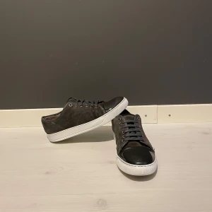 Lanvin skor - Lanvin skor 41-41,5 (uk6)| skick 8/10 fixade med vit skofärg, slitna sulor i skorna| nypris runt 5000kr mitt pris 1999kr| har du frågor är det bara att skriva!