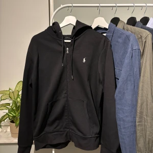 Svart hoodie från Ralph Lauren - Säljer en stilren svart hoodie från Polo Ralph Lauren. Storlek M. Nypris är 2196kr. Hör av er om ni har funderingar!