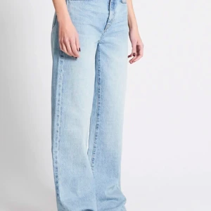 Ljusblå jeans med hög midja - Snygga ljusblå jeans med hög midja och en avslappnad passform. Perfekta för en casual look med en t-shirt eller en stickad tröja. De har en klassisk femficksdesign och stängs med dragkedja och knapp. Är från Lager 157 och modellen boulevard