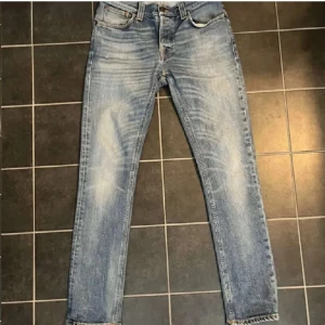 Nudie jeans - Snygga blå jeans från Nudie jeans med en lätt tvättad look. De har en normal passform och är perfekta för en avslappnad stil. Om ni har några frågor eller önskar fler bilder bara hör av er🥳 Mvh John🍾