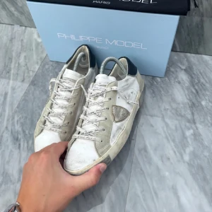 Philippe Model skor  - Philippe model skor | helt okej skick, gott bort lite bak på skon | sitter för både funkar bra för 41 | nypris 4000 kr | ingår: Philippe model kort | frakt spårbar, köparen står för frakten | tveka itne för att höra av dig vid frågor | byten kan accepteras kläder/skor|