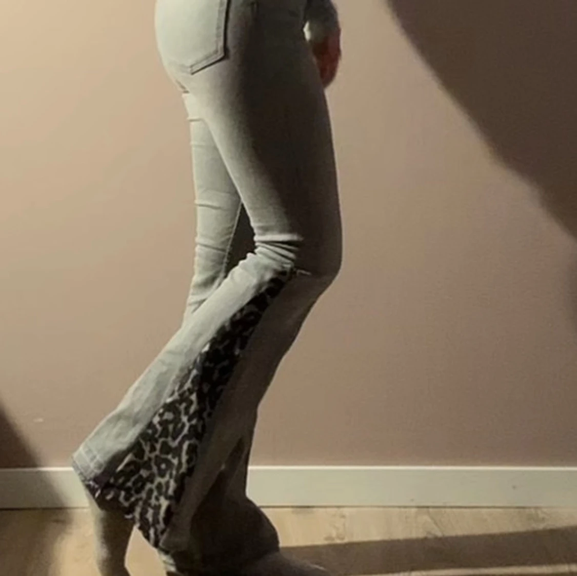 Utsydda jeans med leopardetalj - 1