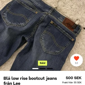 Blå low rise bootcut jeans från Lee - Snygga blå bootcut jeans från Lee med låg midja och klassisk femficksdesign. Perfekta för en avslappnad stil med en touch av retro. Midjemått rakt över: 38,5 cm, Innebenlängd: 79 cm. Jätte fina jeans men passa tyvärr inte mig då jag köpte dom på plick
