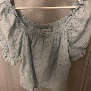 Other stories blus - Inga defekter, kan bäras off shoulder eller vanligt.