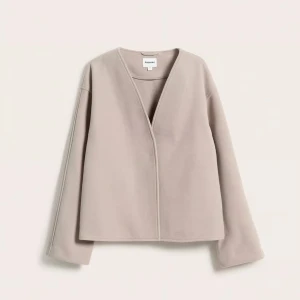 Beige kappa  - Säljer en fin vår kappa i beige från Kappahl. Är i väldigt bra skick och har en knapp 🤍pris kan diskuteras