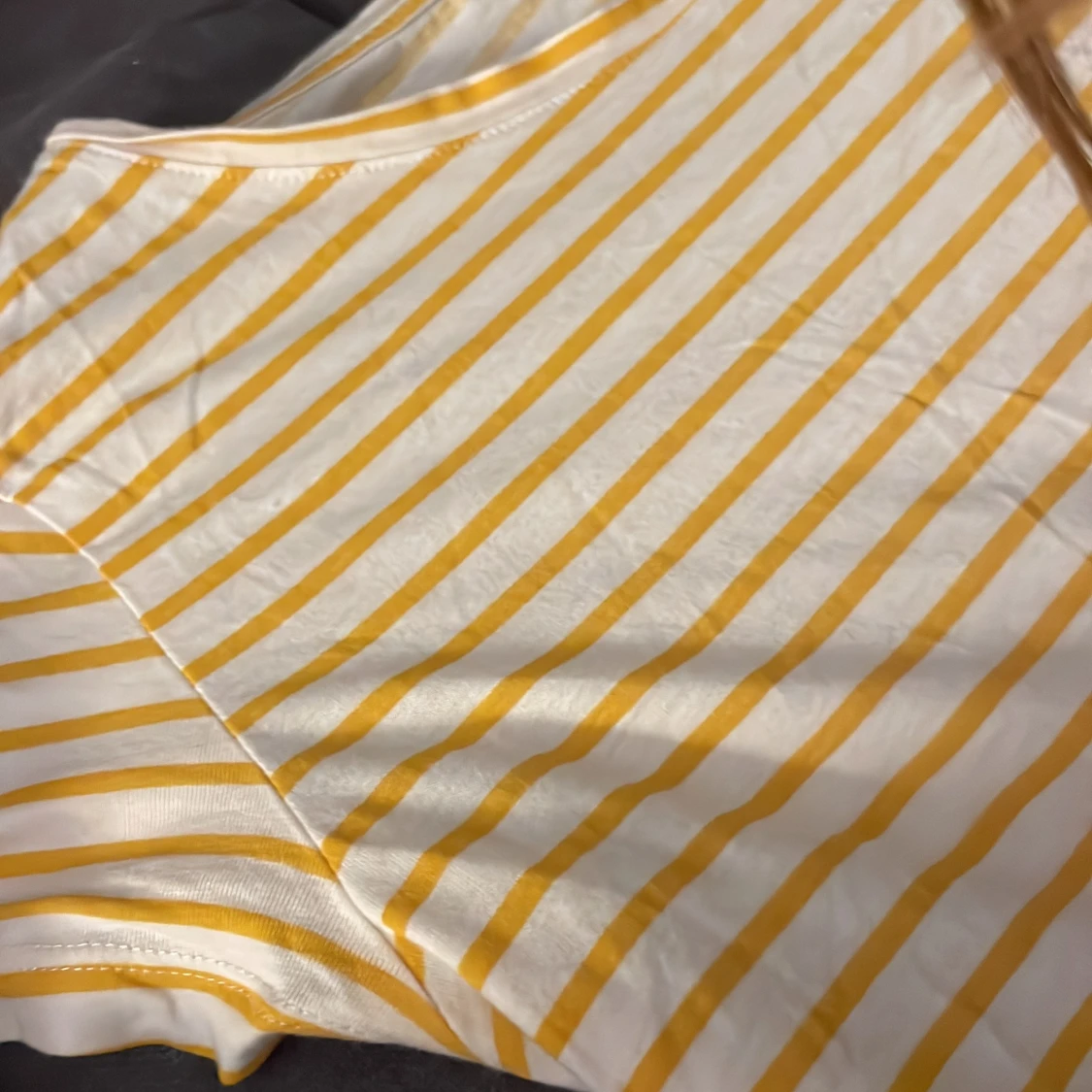 Gul- och vitrandig t-shirt  - 2