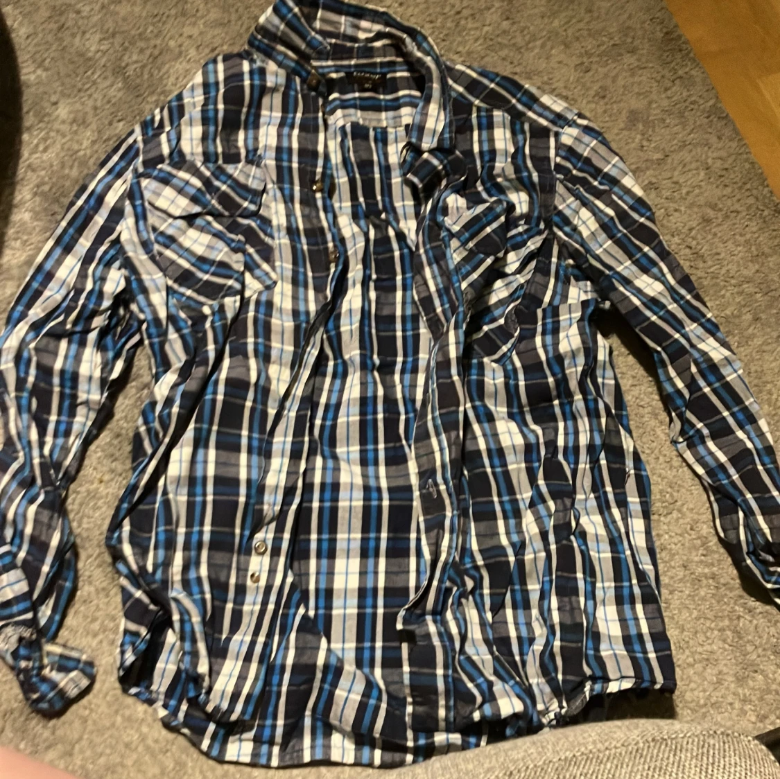 Blårutig skjorta från Tuxer