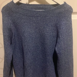 Blå stickad tröja från Vero Moda - Säljer en snygg blå stickad tröja från Vero Moda. Tröjan har en klassisk design med långa ärmar och ribbade kanter vid hals, ärmslut och nederkant. Perfekt för kyligare dagar! Aldrig använd, lappen sitter inte kvar! 