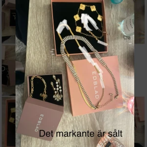 Guldiga örhängen och armband och halsband från Edblad -  De markerade är sålda!! Snygga guldiga örhängen med glittrande stenar och ett matchande halsband från Edblad. Armband med blommor som är guldig och ett armband med guld. Skriv om ni bara vill köpa några saker eller om mer bilder eller fråger