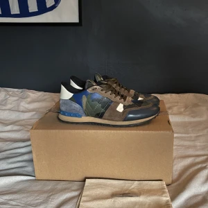 Valentino Rockrunner - Säljer dessa Valentino Rockrunner i storlek 43, perfekt skick och inte defekter alls, precis som nya (9/10)! Medföljer dustbag och hör av er vid frågor, kom med prisförslag är rätt så öppen för förhandling! 