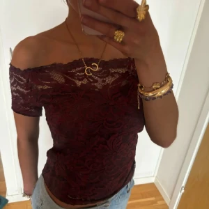 Vinröd spetsblus - Jag säljer vidare denna jättefin offshoulder tröjan då den var för stor för mig klicka gärna på köp nu 💕