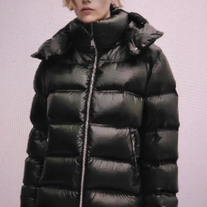 Massimo Dutti vinterjacka mörkgrön - Snygg och trendig grön dunjacka med hög krage och dragkedja framtill. Storlek XS. Perfekt för kalla dagar med sin quiltade design som håller värmen. Jackan finns inte att köpa längre. Den är i jätte bra skick.