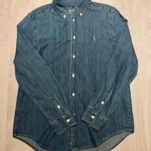 Jeansskjorta från Ralph Lauren - Snygg jeansskjorta från Ralph Lauren. Storlek L i barn, passar 14-16 år beroende på längd. Skriv vid minsta fundering🤗
