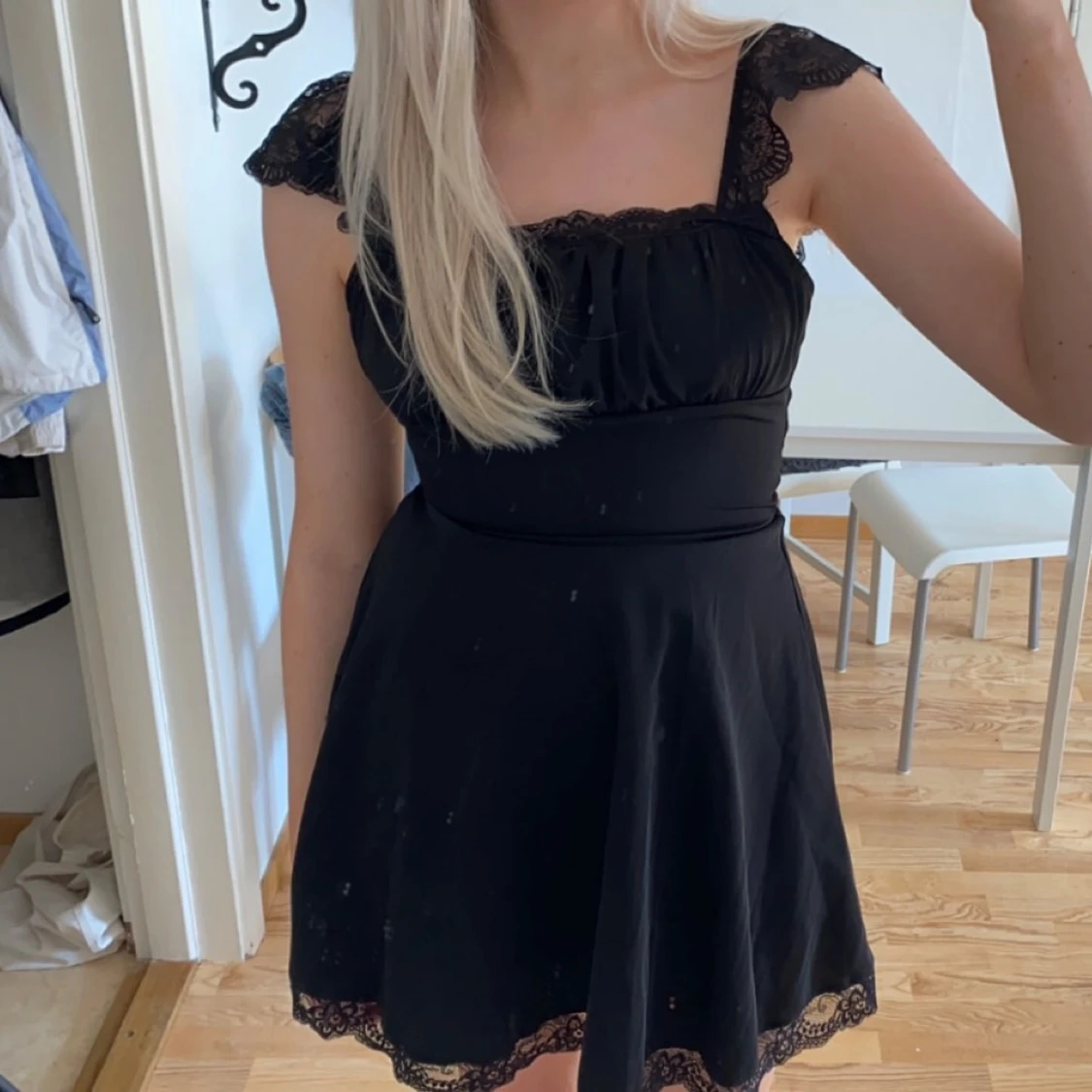 Svart klänning med spetsdetaljer