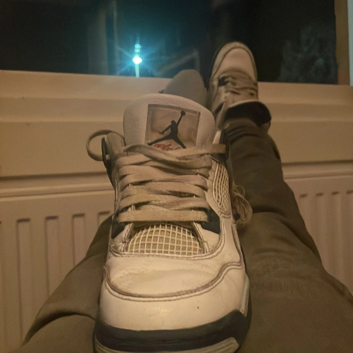 Nike Air Jordans i vitt och grått - 2