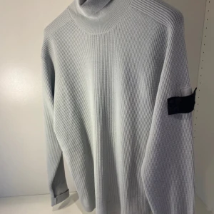 Stone Island Tröja - Tja, säljer nu min Stone Island tröja i storlek L. Skicket är extremt bra, 9/10 knappt använd. Nypris runt 7000, mitt pris är 1999men kan diskuteras vid intresse. Hör av dig vid frågor o funderingar!