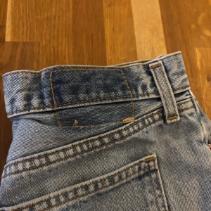 Levi’s jeans  - Ett par sköna Levis jeans. Lappen bak är bortdragen, och ett pyttelitet hål på insidan av låret, men det är lätt att sy ihop då det är jätte litet och syns knappt. 