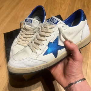 Golden Goose Ballstar - Tvär feta Golden gooses i skitbra sick! Box och dustbag finns och ingår! Orginal pris run 6000, mitt pris 2500! Tar även byten!! Hör av er om ni har några funderingar!! Obs det finns en liten skada på lädret på vänster insida av den högra skon.