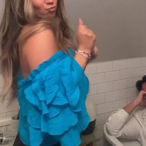 Blå offshoulder topp - Snygg blå offshoulder topp med volangdetaljer. Perfekt för en somrig look med en touch av stil. Toppen har en elastisk passform som sitter bekvämt och framhäver axlarna.