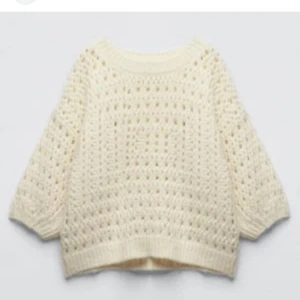 Beige stickad trekvartsärmad - Säljer en mysig beige/vita stickad t-shirt med ett luftigt mönster. Tröjan har trekvartsärmar och en rund halsringning. Perfekt för kyliga dagar och ger en avslappnad stil. Passar bra till jeans eller kjol för en trendig look.