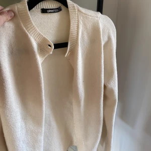 Vit Stickad kofta  - Stickad kofta från gina storlek xs,  säljer då den inte kommer till användning. Lite knottrig 