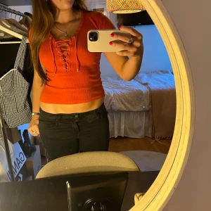 Orange/röd ribbad topp med snörning - Säljer denna sjukt snygg orange/röda ribbad topp med snörning framtill❤️‍🔥❤️‍🔥