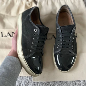 Lanvins - Skön Lanvins! | Grymt bra skick utöver en liten defekt som syns på sista bil men påverkar varken använding eller estetiken mycket då det inte är speciellt synligt. | Strl UK 6 som passar en 41 i EU. | Ingår 2 dustbags! | Ställ gärna frågor!