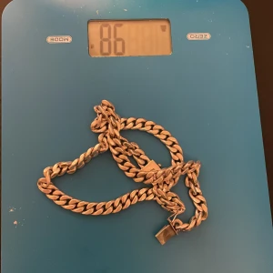 Silver kedja - Äkta silver kedja ifrån guldfynd.    Kedjan har lite repor ifrån tidigare användning men det är inget man märker och är annars i otroligt bra skicka spännet fungerar som det ska.    Ordinarie pris ligger på 1600 kr