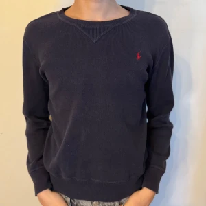 Marinblå sweatshirt Ralph Lauren - 🌟extremt bra skick och toppen kvalité, enbart använd en gång  📬Jag postar 0-1 dagar efter köp 📏storlek 14-16/L i barnstorlek, motsvarar ca xs i vuxenstorlek 📐40cm axelbredd, 55cm full längd, 53cm ärmlängd ☺️skriv om du har några funderingar 