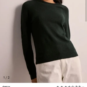 Så snygg svart stickad tröja😍 - Säljer denna skitsnygga svarta tröjan, passar perfekt nu till vintern, den är såååå gosig och skön att ha på sig nu när det blir kallt!😫❤️