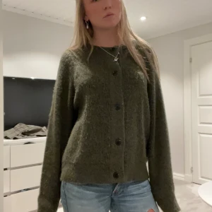 Stickad kofta - Säljer min selected femme kofta, nypris ca 800kr! Använd fåtal gånger och är i mycket bra skick! Storlek S❣️❣️