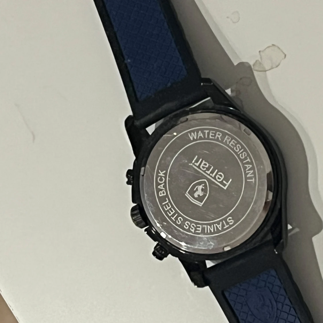 Svart klocka från Ferrari - 3