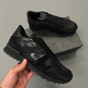 Valentino rockrunners - SHej! Jag säljer nu mina valentions skor, dom är helt nya bara testade anledningen varför jag säljer dom är pågrund av att jag fick dom i julklapp men tyvärr så passade dom inte mig, dom är självklart äkta och kvittot till köpet finns, original tillbehören ingår med skorna som boxen och påsen, Priset är hugget i Sten hör av dig vid minsta lilla fråga och bilder!😄