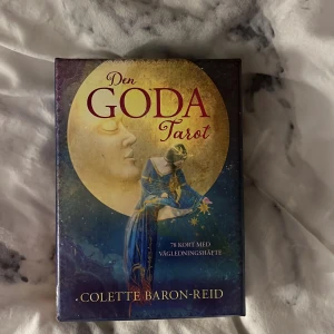Den Goda Tarot av Colette Baron-Reid - Säljer 'Den Goda Tarot' av Colette Baron-Reid. Setet innehåller 78 kort och en vägledningshäfte. Perfekt för den som är intresserad av tarot och andlig vägledning. Nypris 329kr