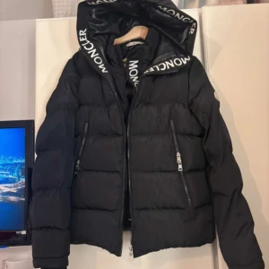 Moncler jacka  - Säljer en Moncler jacka med huva