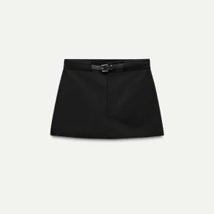 Svart minikjol  - Helt ny med lappen kvar! Nypris 379. Svart minikjol från Zara i kostymmaterial, jättesnygg! Beställde flera storlekar därav säljer jag denna💛