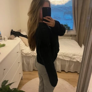 Svart stickad tröja från Bik Bok - Säljer en svart stickad tröja från Bik Bok med ett snyggt flätmönster. Tröjan har långa ärmar och en rund halsringning. Perfekt för kyligare dagar. Hör av dig vid intresse! 🖤