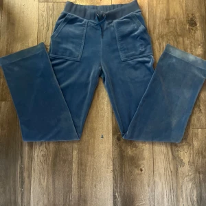 Blå mjukisbyxor från Juicy Couture - Snygga blå mjukisbyxor från Juicy Couture, snörena ska ha en metall sak men har tyvärr lossnat. Dem är använda 2-3 gånger för jag då inte var nöjd med hur längden var på mig. Inga fläckar eller skador på den förutom snörena då.💕storleken är xs och s