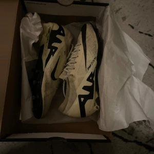 Nike fotbollsskor  - Ett par fina Nike fotbollsskor skor i storlek 42,5 i bra skick 