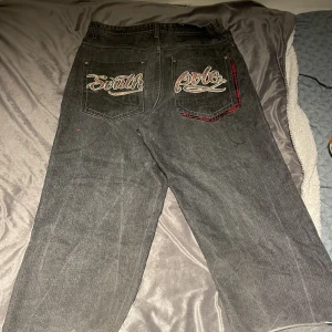 Feta southpole jeans - SÄLJER ETT PAR FEEETA SOUTHPOLE JEANS FRÅN 90 TALET. Pappa köpte dem i usa på 90 talet så kan vara säkra på att dem är helt äkta. Lite defekter längst ner på benen